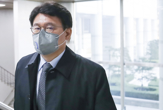 황운하 더불어민주당 의원(전 울산지방경찰청장)이 21일 서울 서초구 서울중앙지방법원에서 열린 청와대 하명 수사 및 선거개입 의혹 공판에 출석하고 있다.  [공동취재]